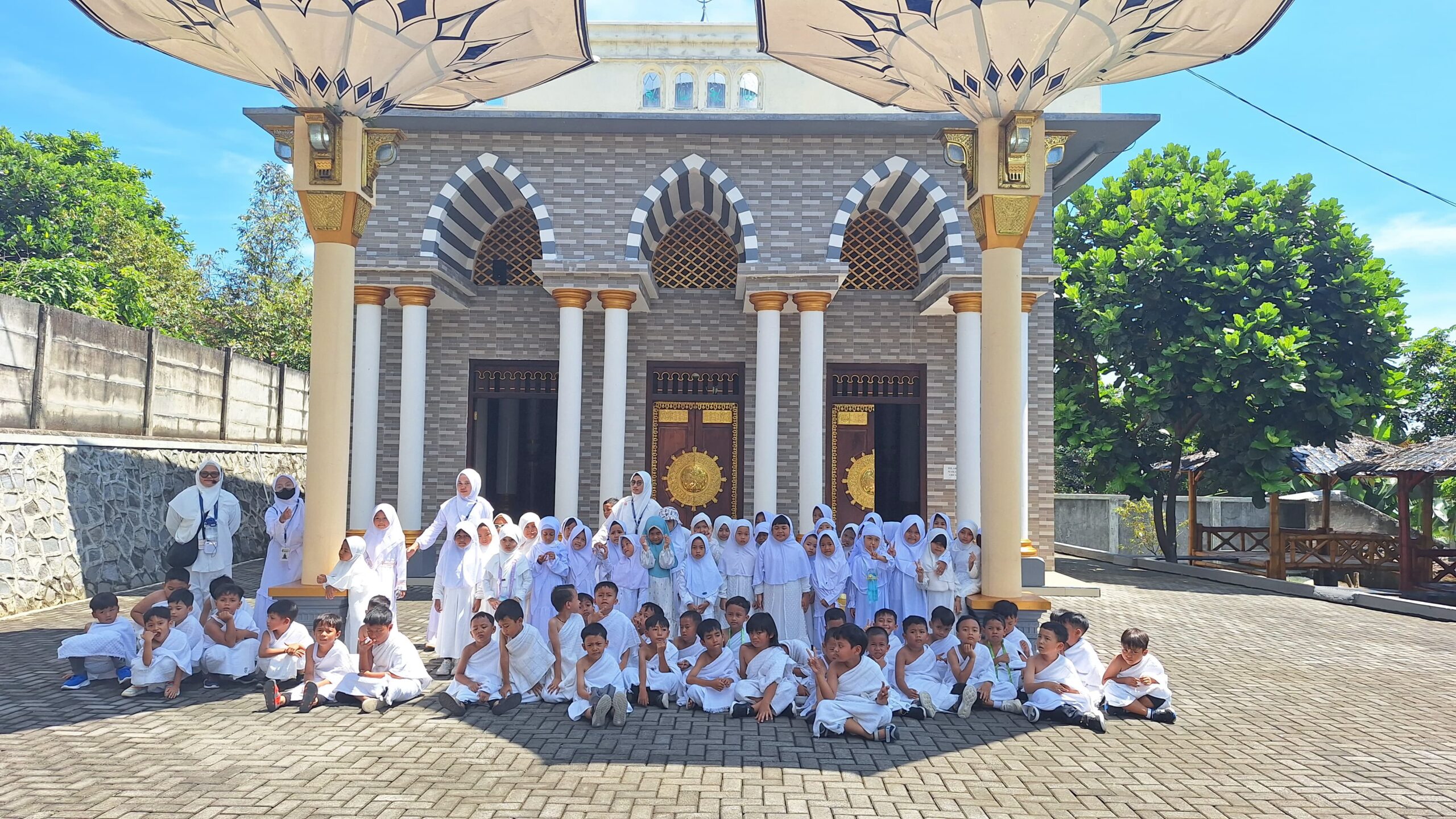 MANASIK HAJI TKII AL ABIDIN SUKOHARJO: MENGENALKAN RUKUN ISLAM KELIMA SEJAK DINI